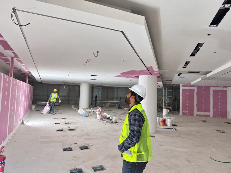 Gypsum ceiling installation and on-site coordination.