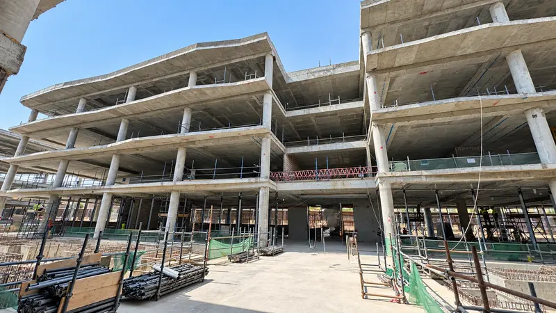 Concrete structural frame, access scaffolding and construction progress.